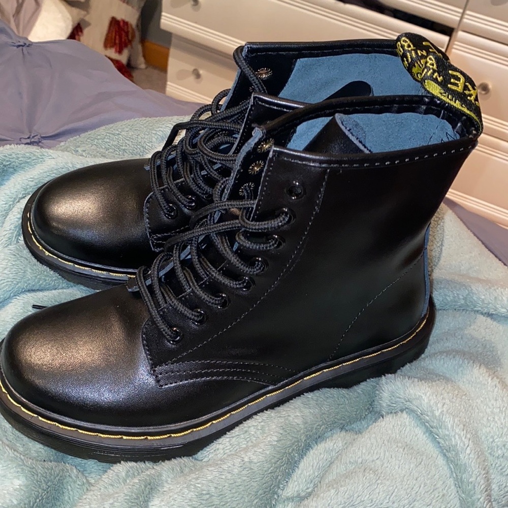 Dupe doc martens never worn